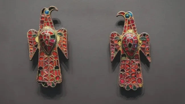 View - Ghim cài áo hình đại bàng 1.500 tuổi hé lộ chủ nhân quyền lực | Báo Tri thức và Cuộc sống - TIN TỨC PHỔ BIẾN KIẾN THỨC 24H