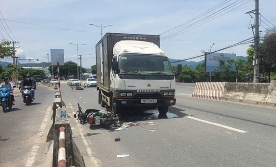 Khánh Hòa: Va chạm với xe tải, hành khách xe ôm công nghệ tử vong thương tâm
