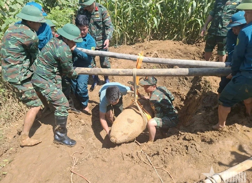Hủy nổ quả bom 340kg lộ ra sau mưa lớn tại Lào Cai