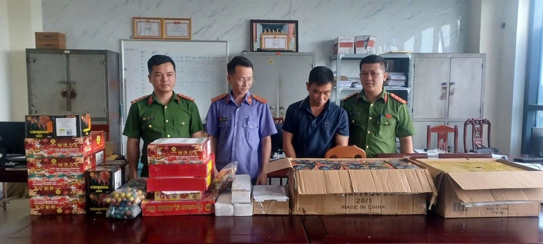 View - Bắt lái xe container vận chuyển pháo lậu và hồng phiến về Việt Nam | Báo Tri thức và Cuộc sống - TIN TỨC PHỔ BIẾN KIẾN THỨC 24H