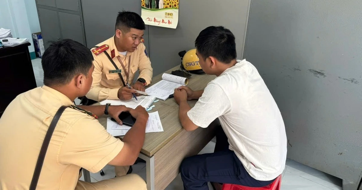 View - Xả thẳng nước thải xuống đường, tài xế xe rác bị phạt nặng | Báo Tri thức và Cuộc sống - TIN TỨC PHỔ BIẾN KIẾN THỨC 24H