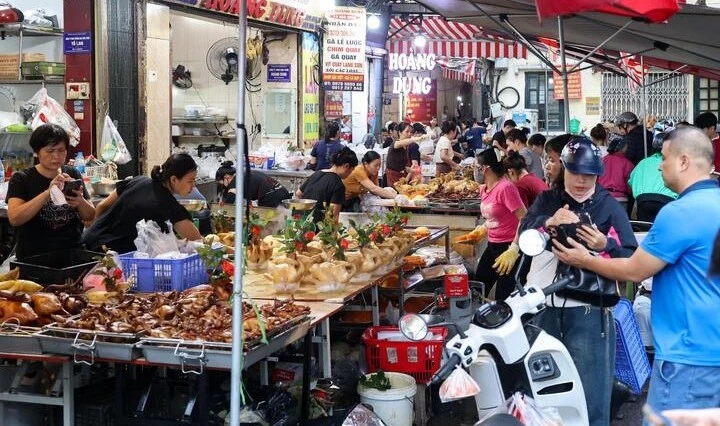 View - Thị trường đồ lễ sôi động, hoa tươi hút khách ngày rằm tháng Giêng | Báo Tri thức và Cuộc sống - TIN TỨC PHỔ BIẾN KIẾN THỨC 24H