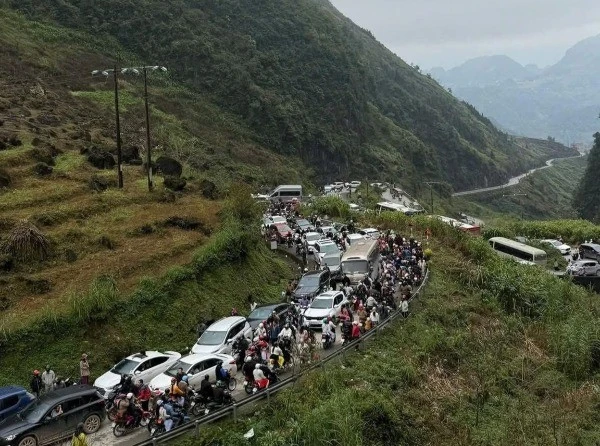 View - Đèo Mã Pì Lèng ùn tắc, dịch vụ lưu trú quá tải, khách chật vật tìm phòng | Báo Tri thức và Cuộc sống - TIN TỨC PHỔ BIẾN KIẾN THỨC 24H