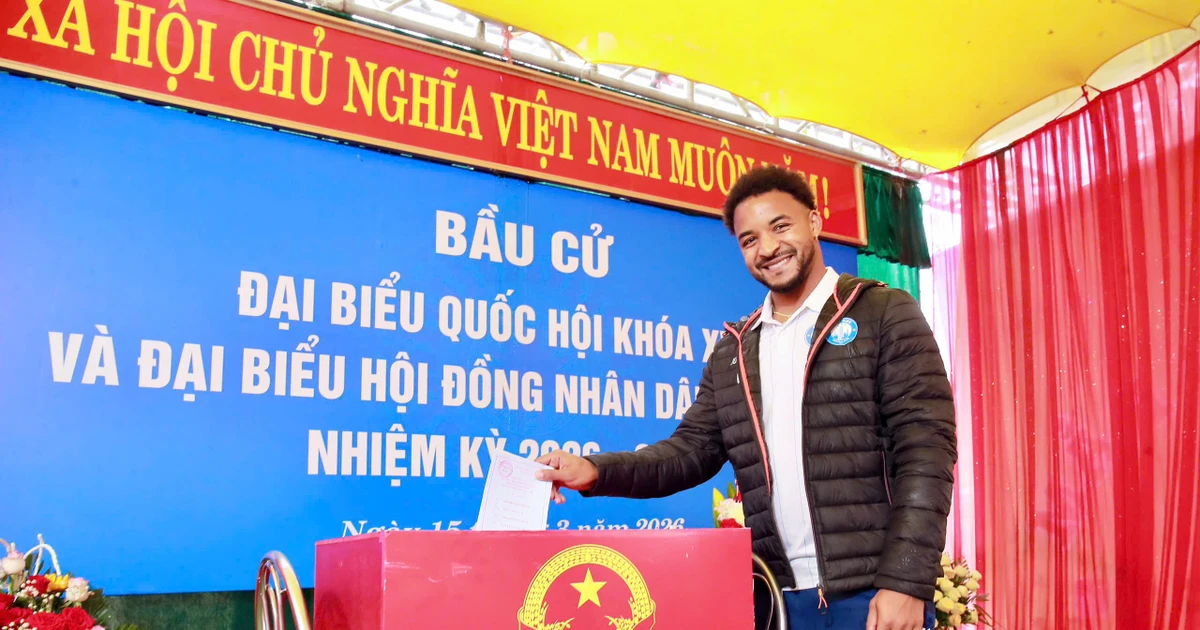 Gallery - Xuân Son, Hoàng Hên xúc động lần đầu cầm lá phiếu công dân Việt Nam | Báo Tri thức và Cuộc sống - TIN TỨC PHỔ BIẾN KIẾN THỨC 24H