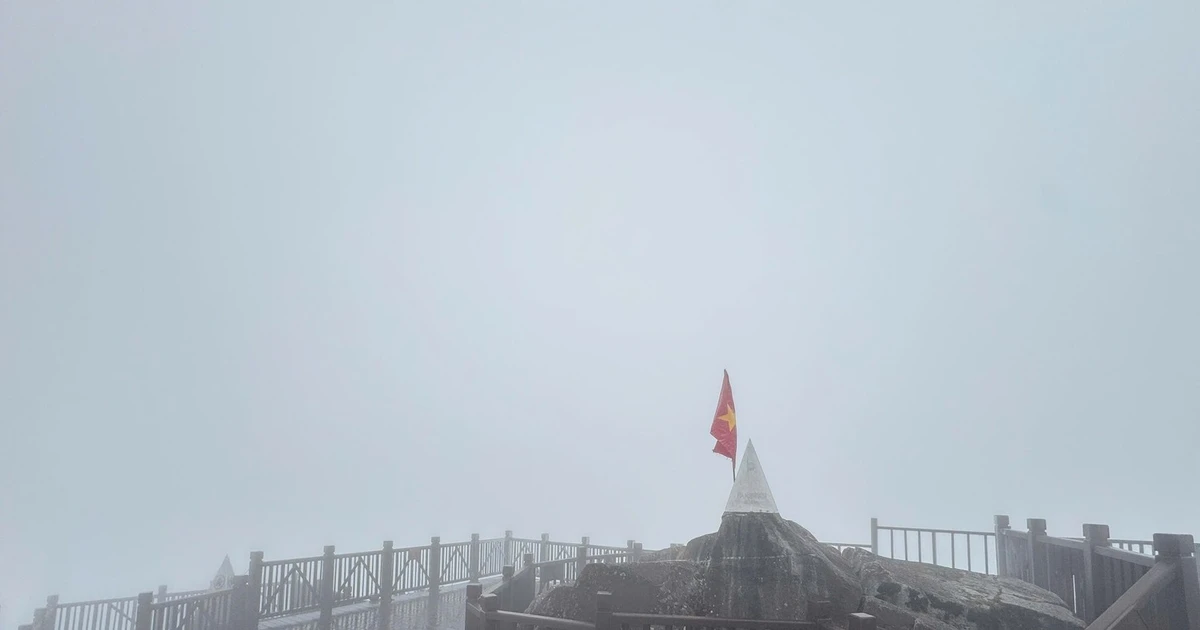 Gallery - Fansipan rét -3 độ C, băng giá phủ trắng 'nóc nhà Đông Dương' | Báo Tri thức và Cuộc sống - TIN TỨC PHỔ BIẾN KIẾN THỨC 24H