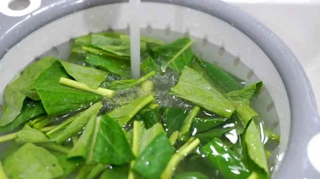 View - 4 cách rửa rau tưởng sạch mà hóa bẩn, bất ngờ số 1 nhiều người mắc | Báo Tri thức và Cuộc sống - TIN TỨC PHỔ BIẾN KIẾN THỨC 24H