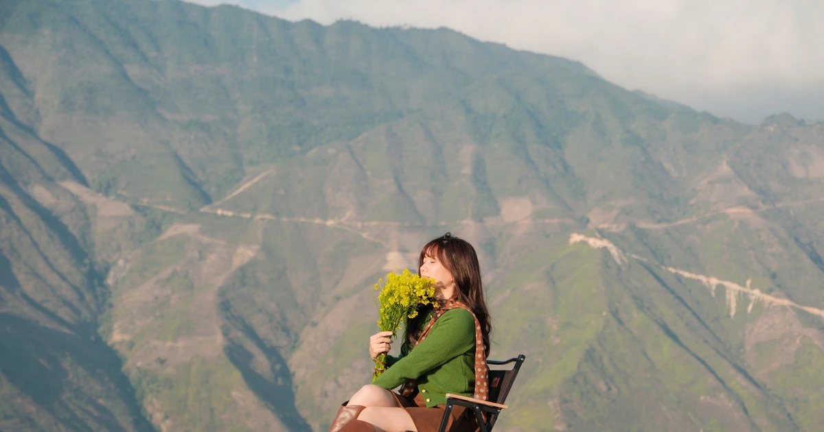 Gallery - Thảo nguyên Tà Xùa khoác áo cỏ cháy, hút du khách | Báo Tri thức và Cuộc sống - TIN TỨC PHỔ BIẾN KIẾN THỨC 24H