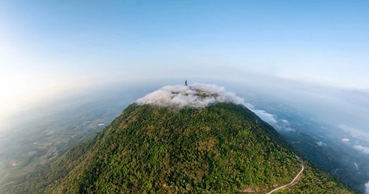 Gallery - Không tuân thủ lộ trình, du khách gặp nguy hiểm trên núi Bà Đen | Báo Tri thức và Cuộc sống - TIN TỨC PHỔ BIẾN KIẾN THỨC 24H