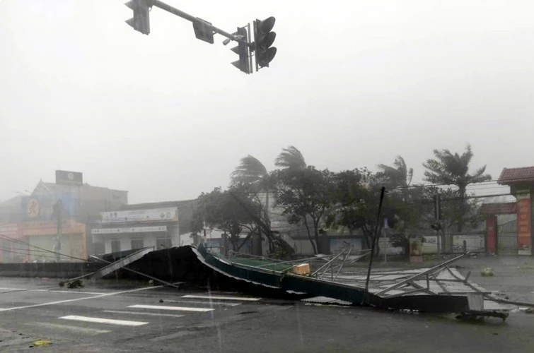 View - Những hình ảnh đầu tiên ở Hà Tĩnh khi bão số 5 đổ bộ | Báo Tri thức và Cuộc sống - TIN TỨC PHỔ BIẾN KIẾN THỨC 24H