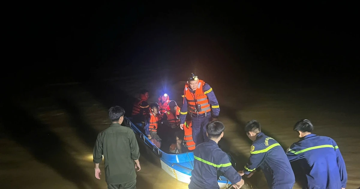 View - Giải cứu thành công 11 người dân bị nước lũ cô lập ở Quảng Trị | Báo Tri thức và Cuộc sống - TIN TỨC PHỔ BIẾN KIẾN THỨC 24H