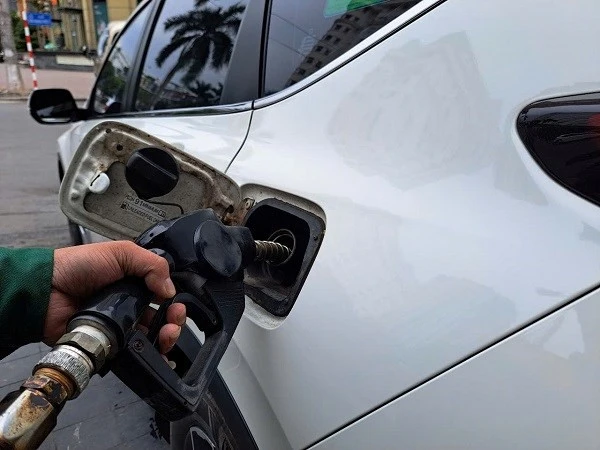 Giá xăng hôm nay 25/8: Tiếp đà đi lên?