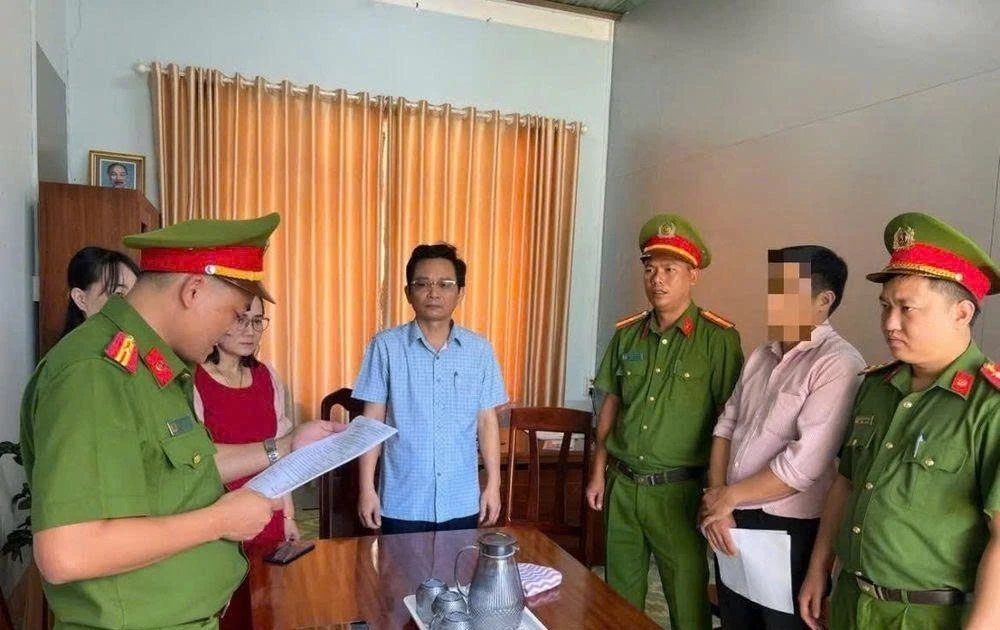 View - Cán bộ địa chính ở Quảng Ngãi bị bắt vì cấp sổ đỏ sai luật | Báo Tri thức và Cuộc sống - TIN TỨC PHỔ BIẾN KIẾN THỨC 24H