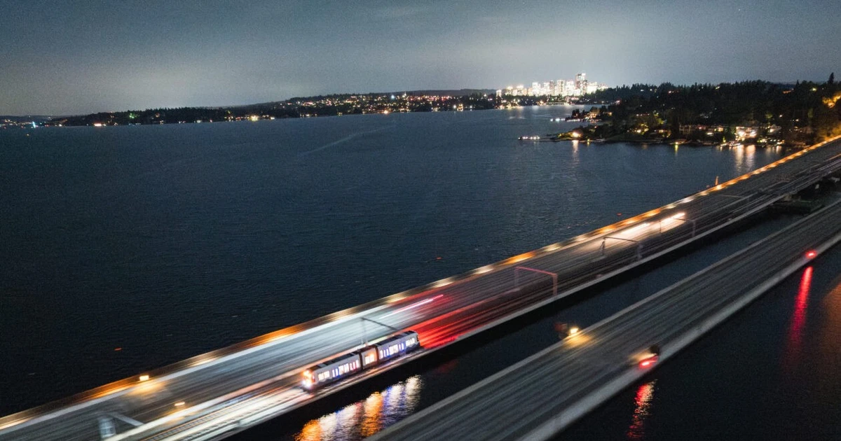 View - Đường sắt nhẹ đầu tiên trên thế giới băng qua cầu nổi | Báo Tri thức và Cuộc sống - TIN TỨC PHỔ BIẾN KIẾN THỨC 24H