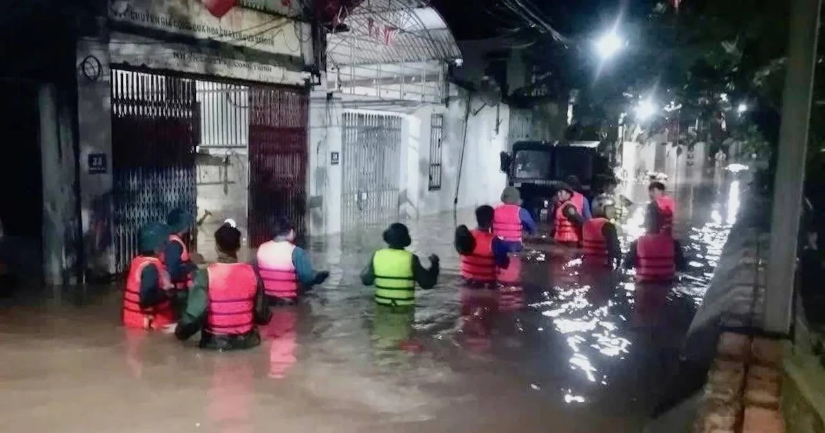 Hà Nội di dời hơn 60 hộ dân trong đêm do nước ngập sâu