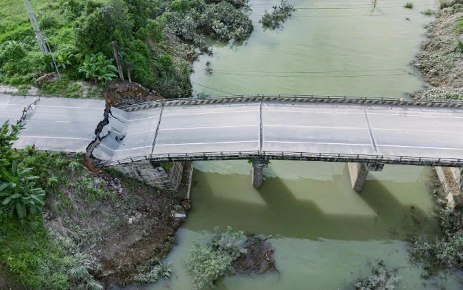 Sụt lún gây đứt gãy đường dẫn lên cầu Tát Luông