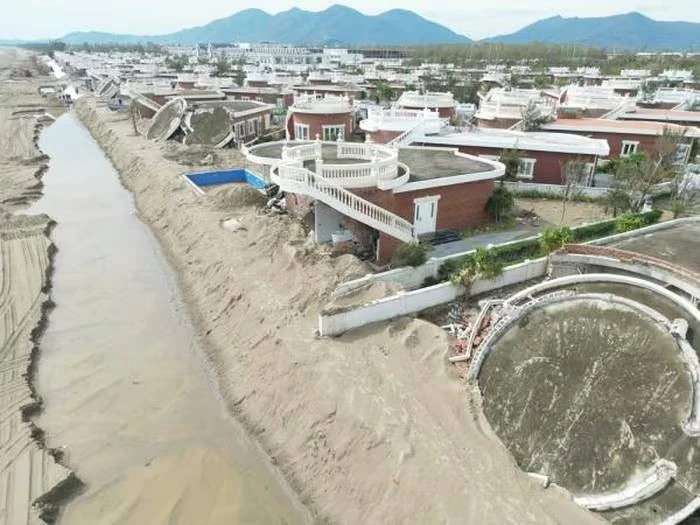 Bộ Xây dựng yêu cầu làm rõ vụ sập hàng loạt villa ở Hà Tĩnh sau bão số 10