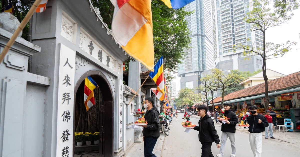 Gallery - Valentine sát Tết, nhiều bạn trẻ Hà Nội đến chùa Hà cầu duyên | Báo Tri thức và Cuộc sống - TIN TỨC PHỔ BIẾN KIẾN THỨC 24H