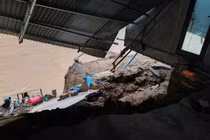 Mưa lũ ở Quảng Trị làm sập nhà dân, ô tô con bị cuốn trôi