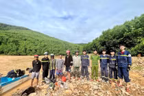 Giải cứu 5 người dân mắc kẹt trong cơn lũ ở Quảng Trị