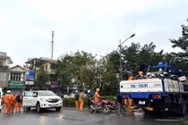 Điện lực Huế vào tâm lũ Phú Yên hỗ trợ khắc phục lưới điện