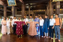 Hai chiếc áo dài của bà Từ Cung