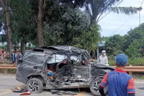 TNGT nghiêm trọng ở Quảng Trị , ô tô con bị vò nát, 4 người thương vong 