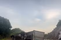 Tai nạn khiến xe tải lật nhào trên cao tốc Cam Lộ - La Sơn