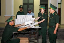 Bắt vụ vận chuyển gần 1 ngàn bao thuốc lá ngoại nhập lậu