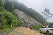 Đèo Lò Xo sạt lở, giao thông tạm chia cắt do mưa lớn