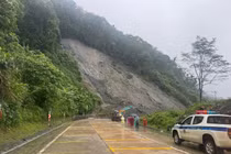 Đèo Lò Xo sạt lở, giao thông tạm chia cắt do mưa lớn