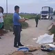 Người phụ nữ bán cá băng qua đường bị tàu hỏa tông tử vong