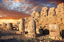 Đỉnh núi huyền bí, chứa vô số đầu đá khổng lồ ngàn tuổi ở Thổ Nhĩ Kỳ 