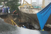 Kinh hoàng khoảnh khắc mặt đường sụp xuống 'nuốt chửng' 2 ô tô ở Đà Nẵng