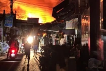 Nhìn đám cháy, nhiều tiểu thương chợ Bình Dương ngã gục trong đêm khuya