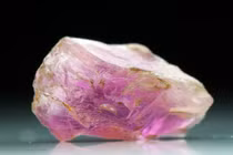 Sửng sốt trước khoáng vật hồng lộng lẫy, quý hiếm hơn vàng