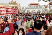 Đầu năm du khách đổ về ngôi đền thiêng dưới chân núi Nưa xin 'nước thánh'