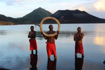 Tộc người dùng vỏ sò làm tiền tệ, sống nhờ một loài cây đặc biệt 