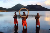 Tộc người dùng vỏ sò làm tiền tệ, sống nhờ một loài cây đặc biệt 