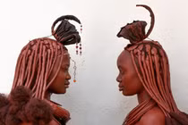 Tộc người có nước da đỏ rực, phụ nữ để hàng trăm kiểu tóc khác nhau