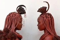 Tộc người có nước da đỏ rực, phụ nữ để hàng trăm kiểu tóc khác nhau