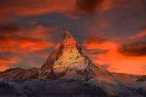 Đỉnh núi giống hệt kim tự tháp, nhiều người chết khi leo 