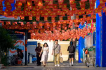 Đường phố TP.HCM rực rỡ cờ hoa trước ngày bầu cử