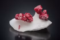 Cận cảnh khoáng vật đỏ rực, cực hiếm, giá cao hơn kim cương 