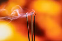 Hương tắt giữa chừng, điềm lành hay dữ?