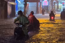 TP HCM: Mưa lớn kéo dài trong đêm, ngập nặng, xe cộ 'chết đứng'