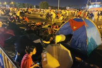  Người dân xuyên đêm chờ bắn đại bác ở Mỹ Đình