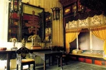 Vì sao giường ngủ hoàng đế xưa chỉ rộng vỏn vẹn một mét?