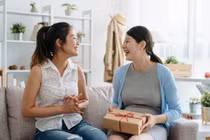 Đến chơi nhà người khác, người EQ thấp hay vô tình phạm 4 lỗi này