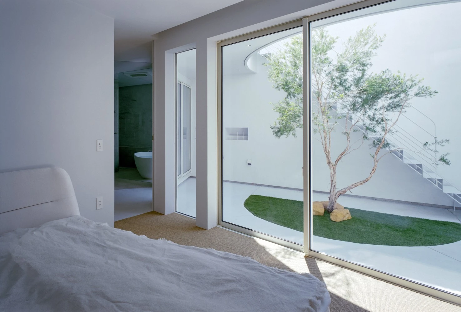 Ngôi nhà kín ngoài mở trong tiện nghi như khu nghỉ dưỡng