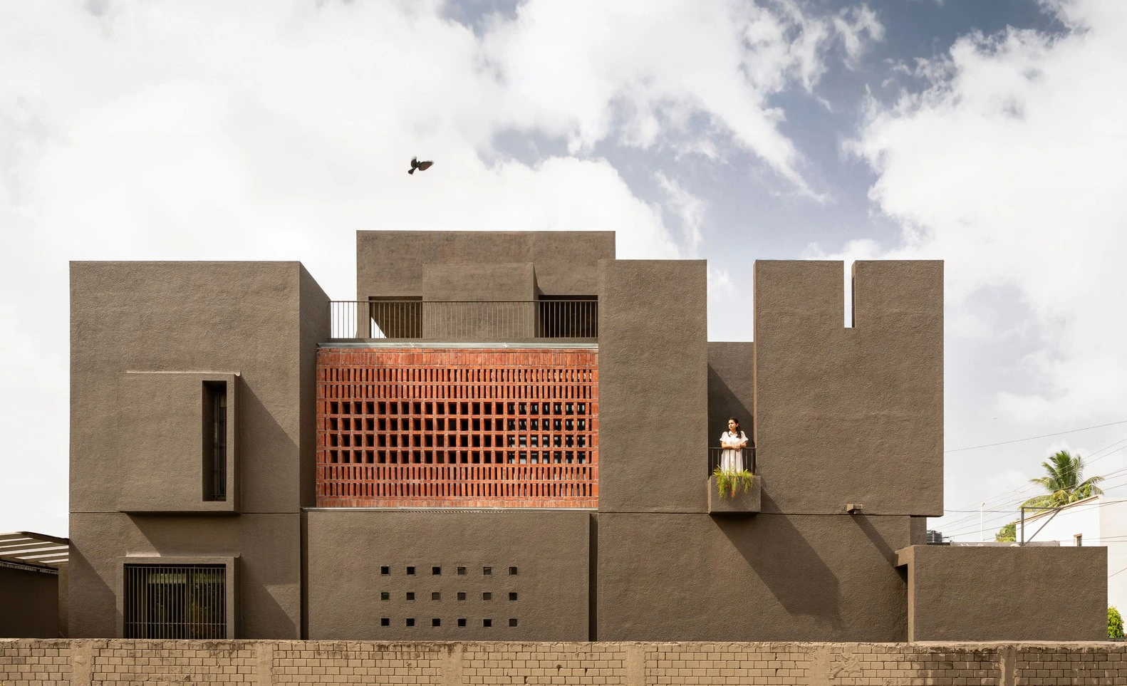 Nhà hướng Tây cản nắng nóng bằng gạch thông gió